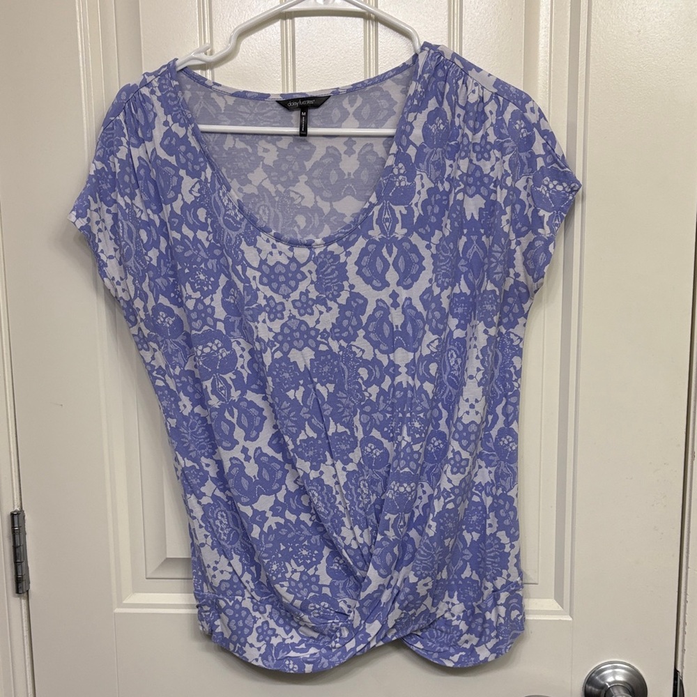 Daisy Fuentes- Lavender and White‎